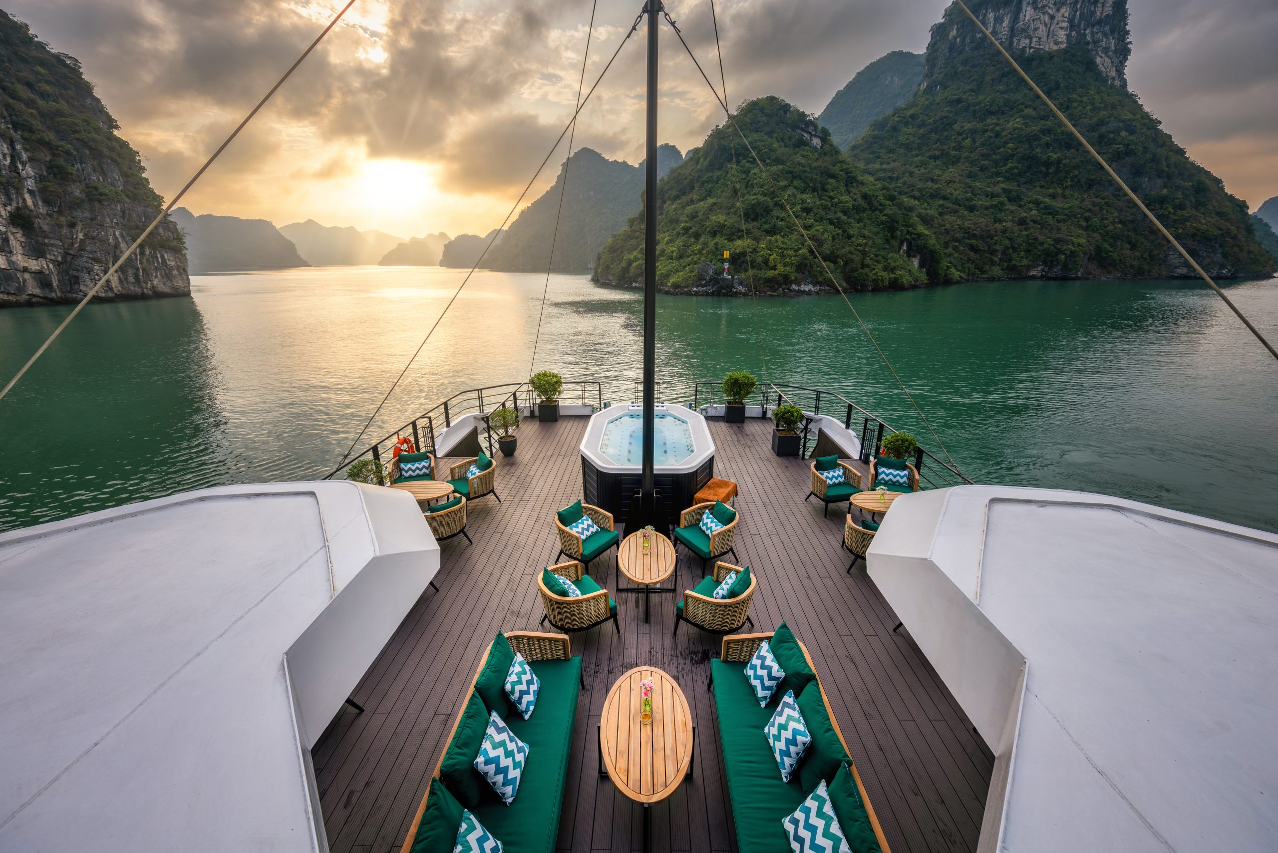Sundeck & Panoramic Lounge